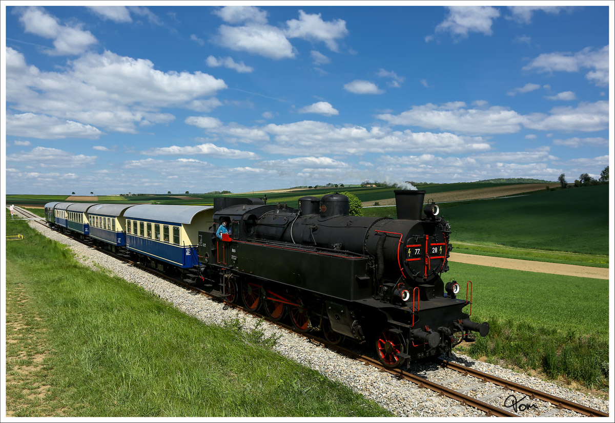 Von Naglern bergab in Richtung Ernstbrunn, rollt die 77.28 der ÖGEG, zum 7. Oldtimertreffen auf Strasse und Schiene.
4.5.2014