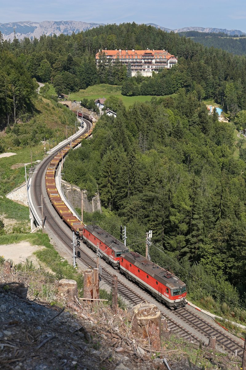 Von der neuen Forststrasse aus,fahren 1144.106+203 mit G-54703 durch die Hst.Wolfsbergkogel. 23.8.18