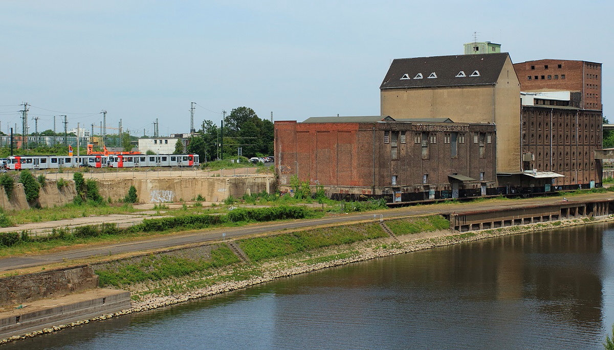 Von der neuen Fußgängerbrücke über das Hafenbecken 1 in Neuss reicht der Blick bis zur Düsseldorfer Straße, dort sind am 17.06.2015 zwei GT8SU als U 75 nach Düsseldorf unterwegs