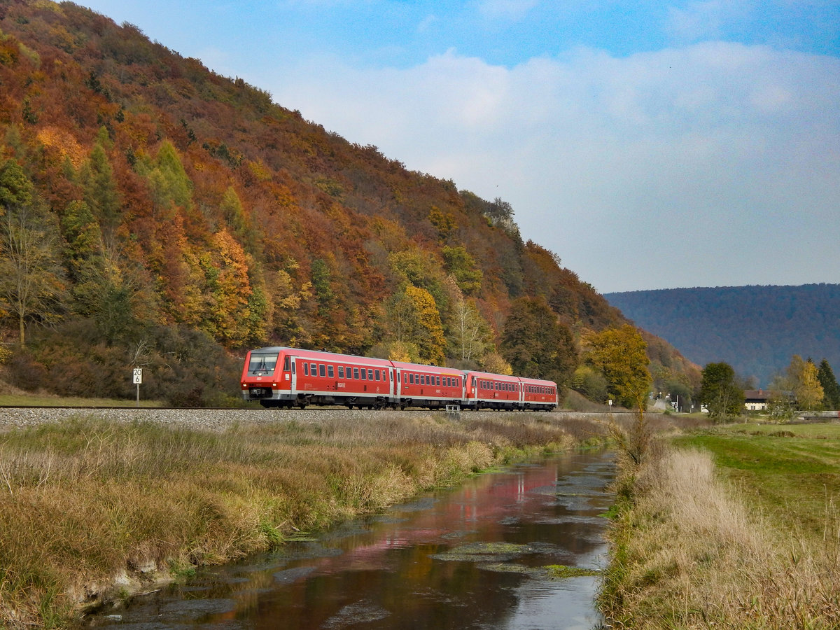 Von den noch 5x eingesetzten VT611 sind 010+045 wohl im besten Lackzustand, hier eilt dieses Doppel Mitte September als RE nach Donaueschingen dem nächsten Halt Schelklingen entgegen 