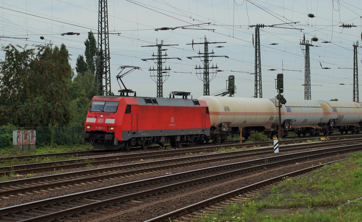 Von Norden kommend fährt 152 002 mit einem Gaskesselwagen-Ganzzug in den Bereich des Bahnhofs Hamm (Westf) ein.
08.08.2017