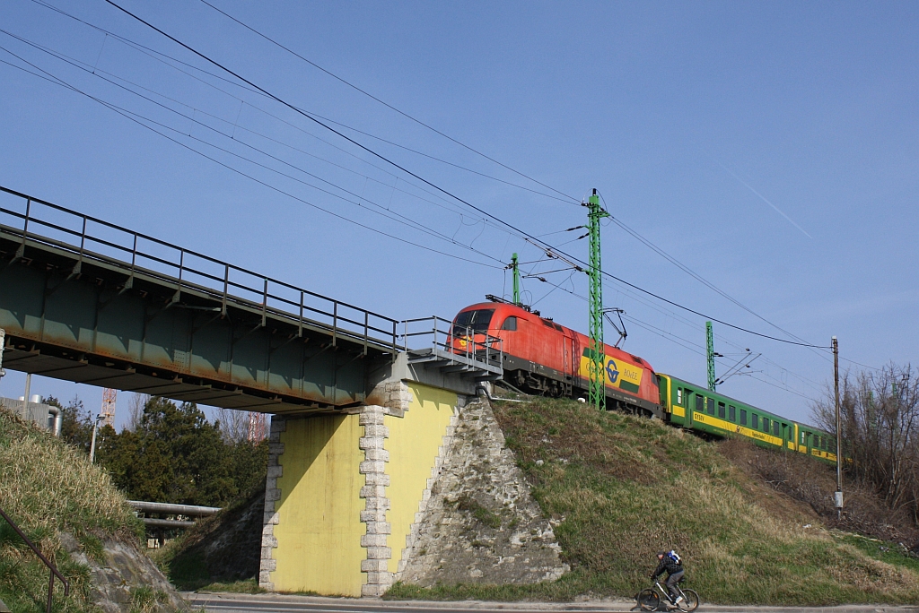 Von den BB gemietete GySEV 1116 063-9 vor dem R 9912 von Gyr nach Sopron am 08.Mrz 2014 vor der Brcke ber die Gyri Utca in Sopron.