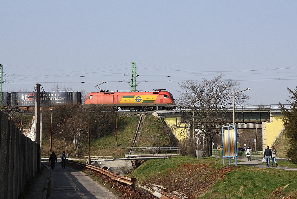 Von den BB gemietete GySEV 1116 065-2 vor einem Gterzug in Richtung Gyr am 08.Mrz 2014 vor der Brcke ber die Gyri Utca in Sopron.

