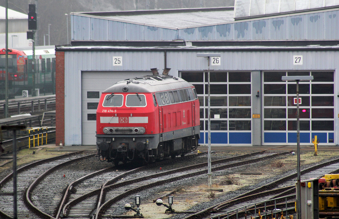 Von einer öffentlich zugänglichen Brücke wurde 218 474 im Werk Hamburg-Ohlsdorf fotografiert.
Die Lok ist für die S-Bahn Hamburg im Einsatz.
Aufgenommen am 29. Februar 2016.