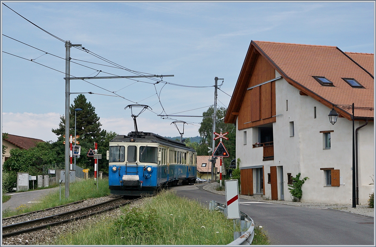 Von Ollis SURF-Bildern inspiriert, machte ich mich gleich nach Planchamp auf, wo ich zu meiner Freude keinen SURF sondern den ABDe 8/8 4001 im Regionalzu Einsatz antraf...
27. Juni 2017