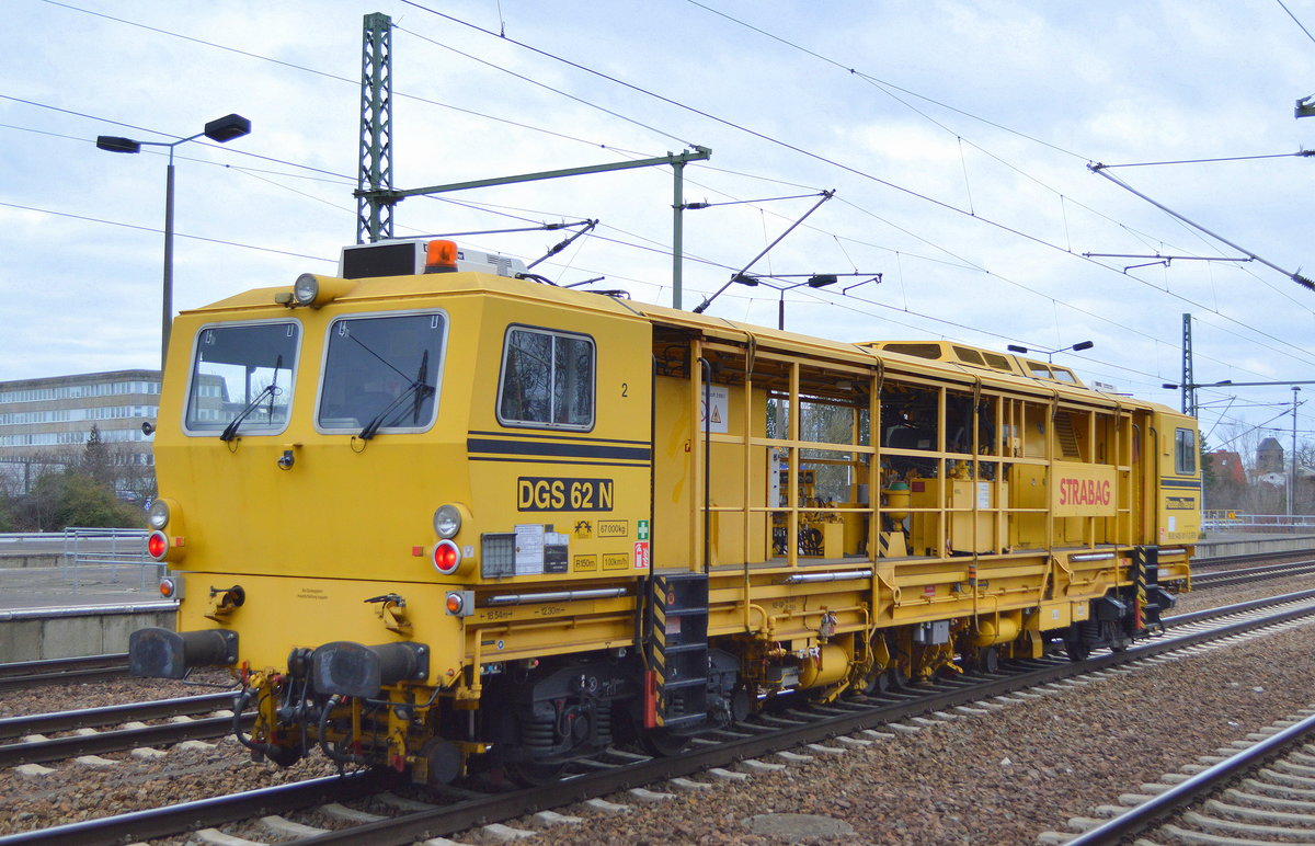 Von Plasser & Theurer, ein Dynamischer Gleisstabilisator der Fa. STRABAG (99 80 9426 001-0 D-BRS) am 29.01.20 Durchfahrt Bf. Flughafen Berlin Schönefeld. Viele Grüße ans Bordpersonal !!!!