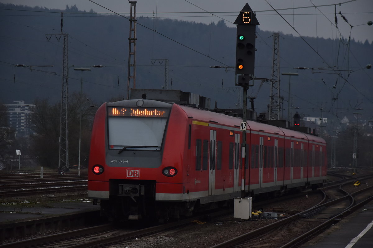 Von der RB 33 vom Rheinland an dem Neckar umbeheimatet. Hier verlässt der 425 073 als So nach Osterferien Neckarelz. 4.1.2018