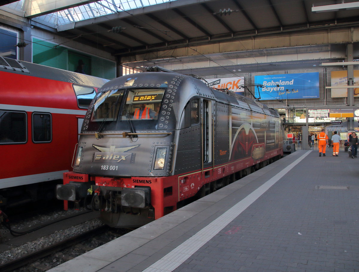 Von Regensburg bis München übernehmen Loks der Baureihe 183 (ES 64 U4) den Alex. Gerade ist 183 001 mit dem ALX 352 (Praha hl.n - München Hbf) in München angekommen. Die Lok macht aufmerksam auf das  Jubiläum 175 Jahre Deutsche Eisenbahn .
München Hbf, 14. August 2016