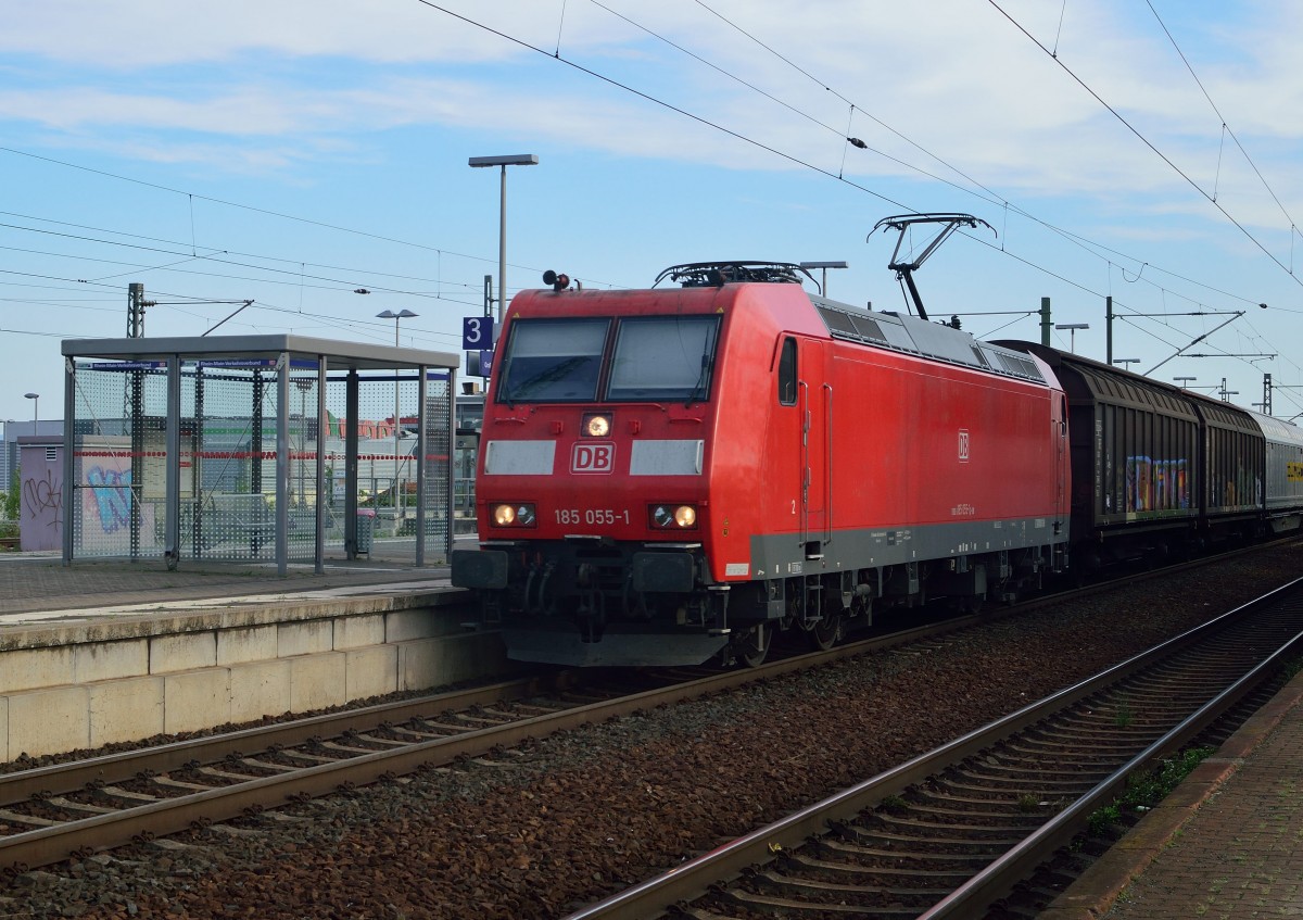 Von der Riedbahn kommend wechsel die 185 055-1 auf die Strecke nach Bischofsheim.
Dornberg den 30.8.2015