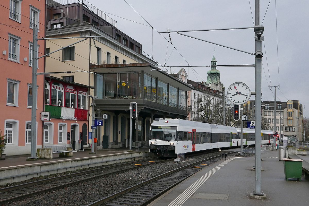 Von Romanshorn kommend erreichen RABe 526 689-5 und 526 683-8 den vorletzten Halt, Rorschach Hafen. Die beiden Triebwagen werden danach als S7 23725 in den Zielbahnhof Rorschach einfahren (29.03.2018).