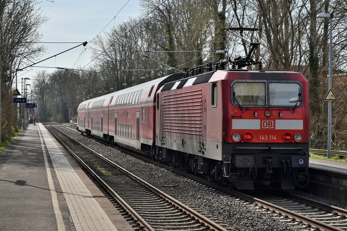 Von Rommerskirchen kommend ist der RB27 gerade bei der Einfahrt in Stommeln zusehen am Samstag den 7.4.2018. Geschoben wird der Zug von der 143 114 auf dem Weg nach Koblenz.