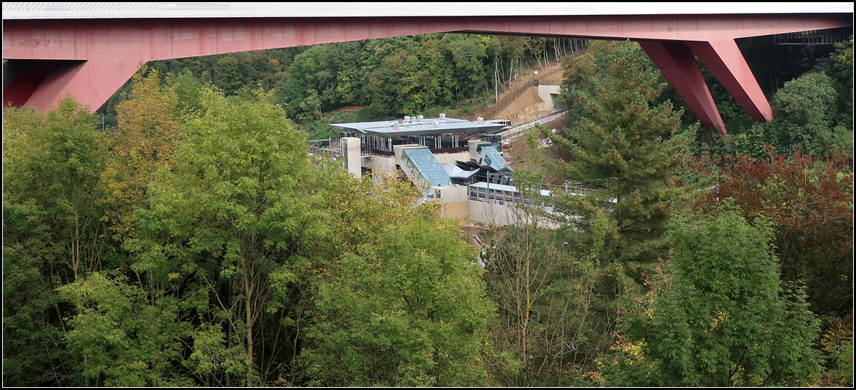 Von Rot und Grün umgeben -

... der neue Bahnhof Pfaffenthal - Kirchberg in Luxemburg. Zum Zeitpunkt der Aufnahme noch nicht ganz fertig.

04.10.2017 (M)