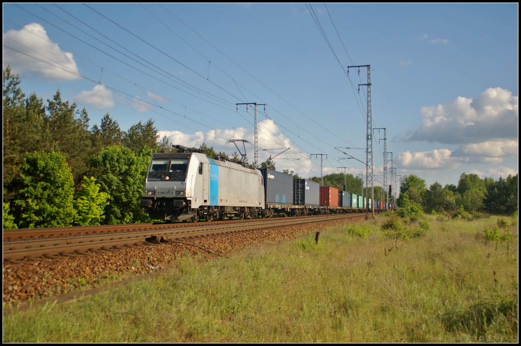 Von RTB Cargo wird E 186 271-3 eingesetzt. Am 26.05.2017 fuhr sie mit einem Containerzug durch die Berliner Wuhlheide (Standort öffentlich zugänglich)