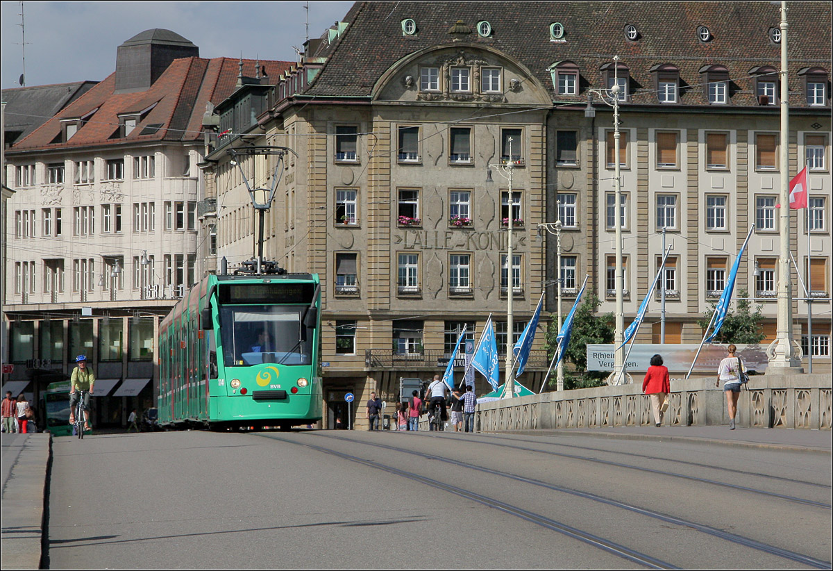Von der Schifflände auf die Mittlere Brücke -

Combino-Tram in Basel.

22.06.2013 (M)