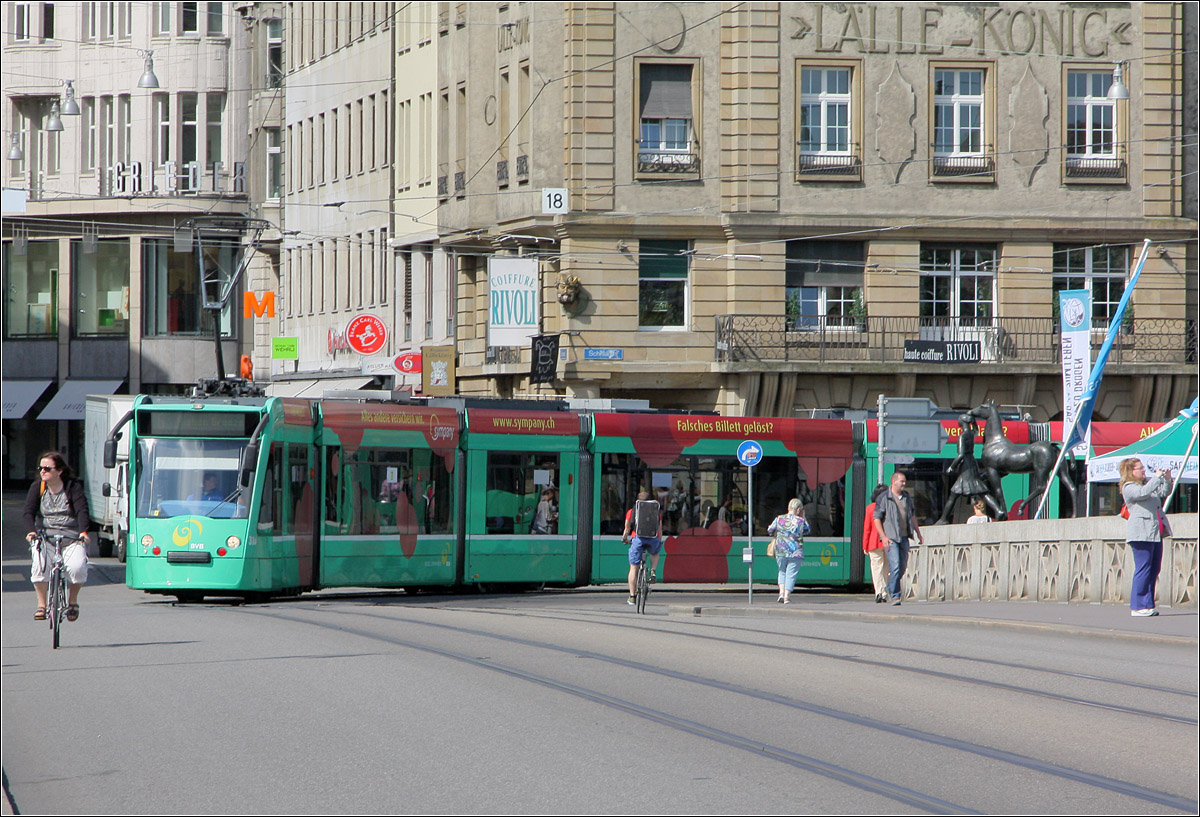Von der Schifflände zur Mittleren Brücke -

Combino-Tram in Basel.

22.06.2013 (M)
