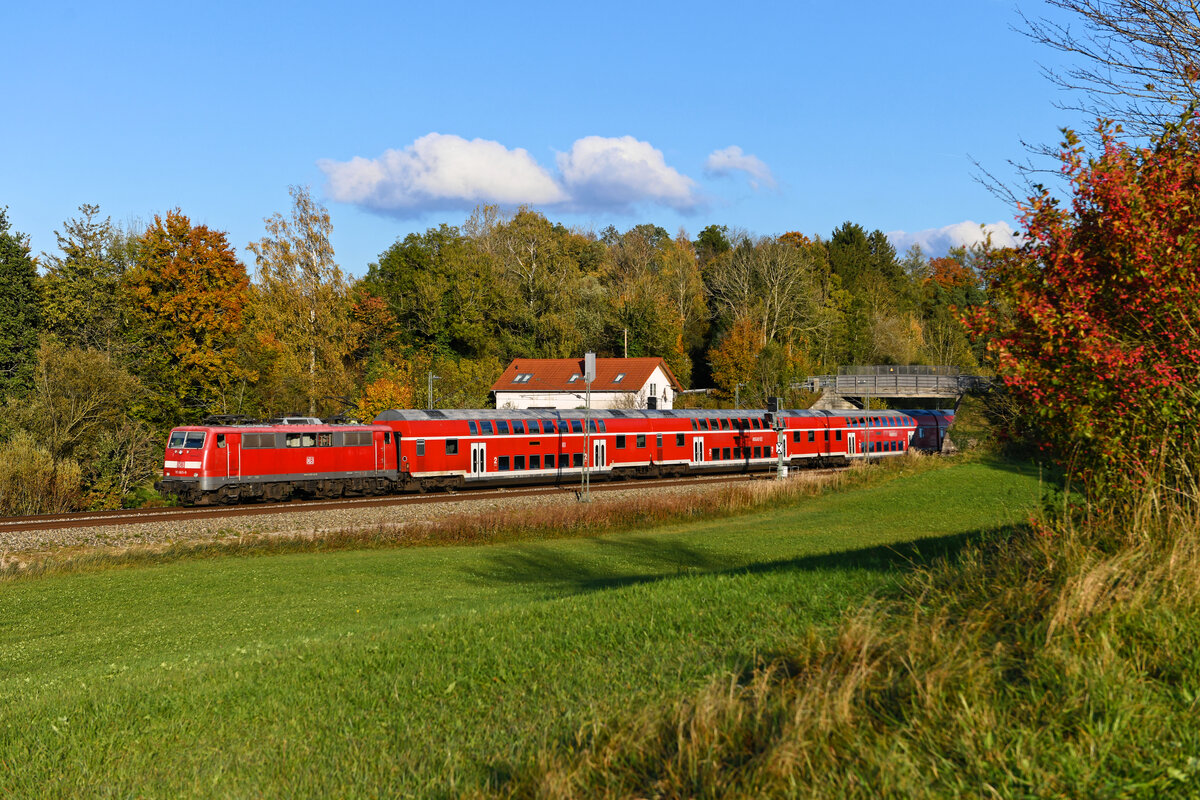 Von der schönsten Seite zeigte sich der Herbst am 23. Oktober 2021, als die 111 065 mit dem RE 57414 nach Memmingen das ehemalige Bahnwärterhäuschen bei Kottgeisering passierte. Die Einsätze der Baureihe 111 für DB Regio auf dieser Strecke sind leider schon wieder Geschichte. 