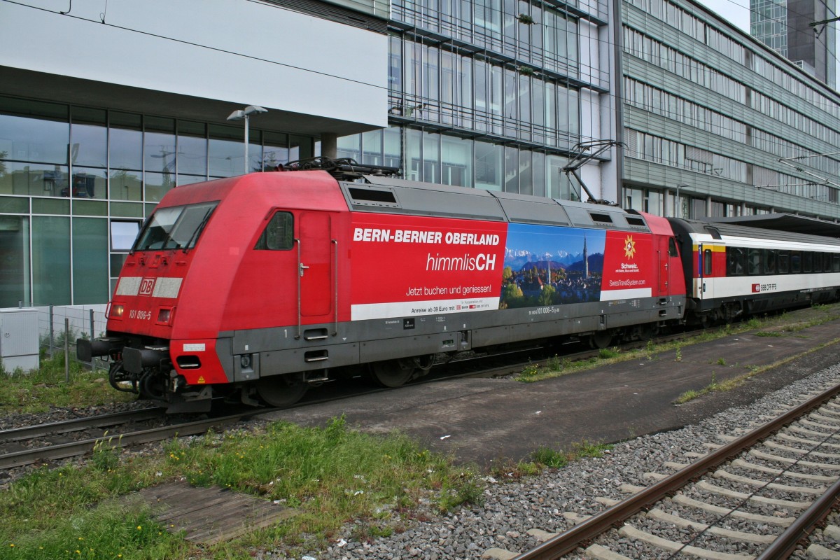 Von der Seite: 101 006-5 mit dem EC 6 von Zürich HB nach Hamburg-Altona am Nachmittag des 03.05.14 beim Verlassen des Freiburger Hauptbahnhofs.