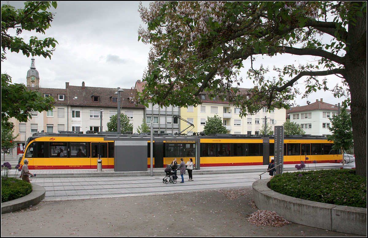 Von der Seite eine gute Figur -

Recht elegant wirkt der neue Stadtbahnwagen Bombardier ET 2010 in der Seitenansicht, hier am Bahnsteig der Station Harmonie in Fahrtrichtung Norden. Auf der Gegenrichtung hält nur der vordere Wagenteil an einem erhöhten Bahnsteig, an den weitere Türen muss über das Schiebebrett ausgestiegen werden.

31.05.2016 (M)