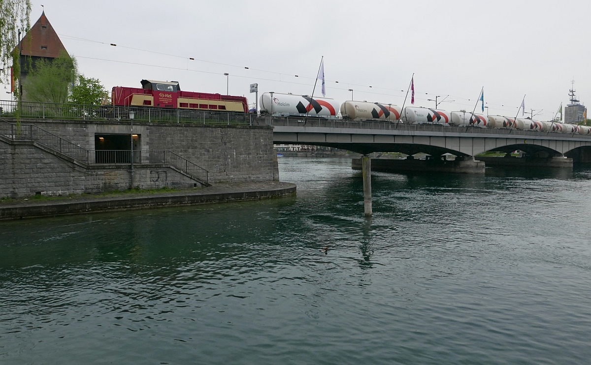 Von Sigmaringen kommend hat V180 der HzL mit den vollen Holcim-Zementwagen gleich das Ziel Konstanz erreicht. Während der Überquerung des Seerheins wurde am 23.04.2016 auf den Auslöser gedrückt.