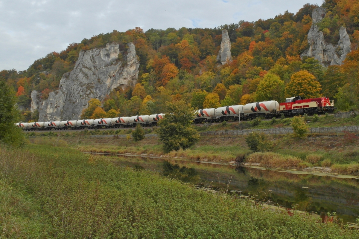 Von Singen kommend zieht V 180 der HzL die Holcim-Wagen am 06.10.2015 zwischen Dietfurt und Inzigkofen durch das obere Donautal.