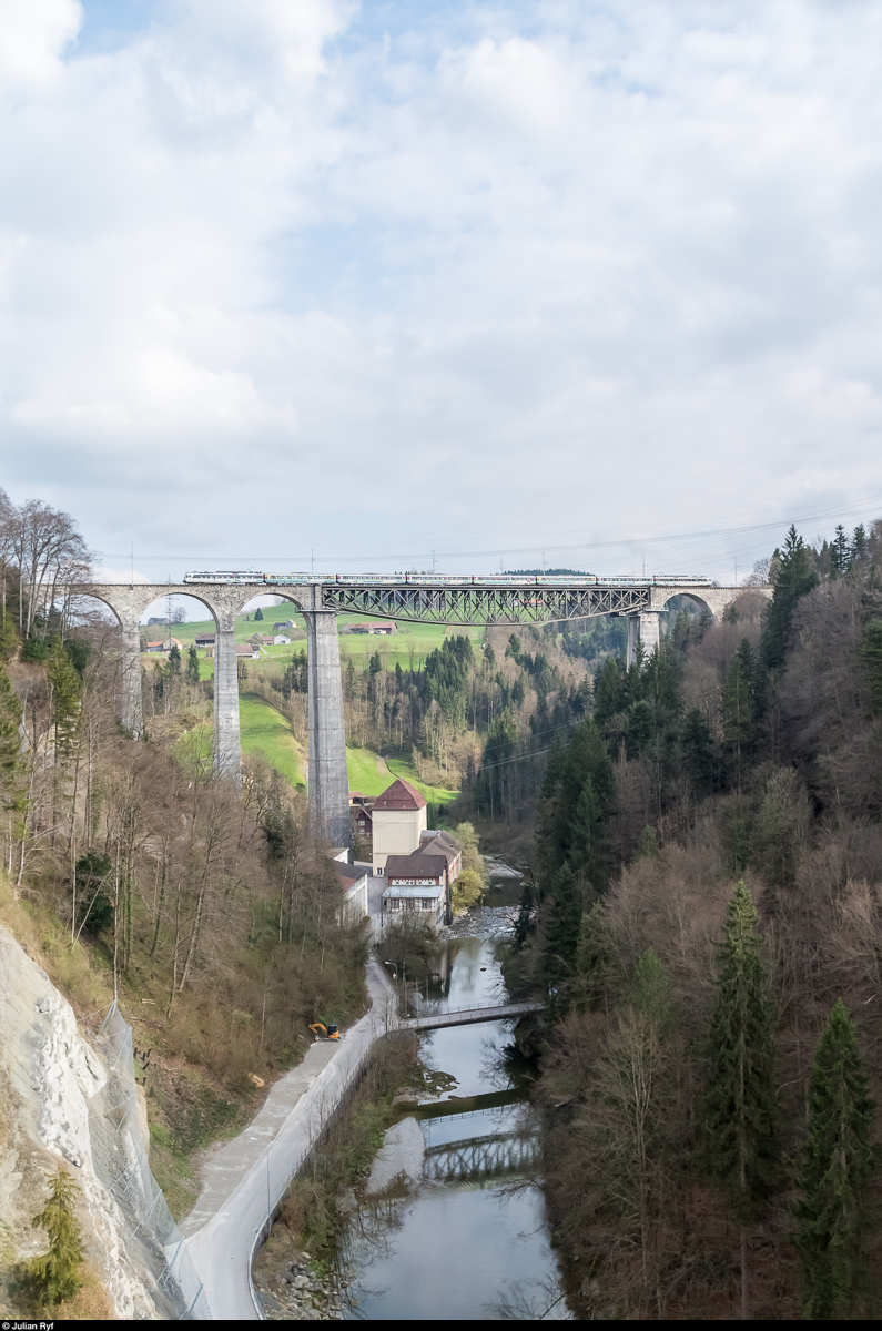 Von der Sitterbrücke der SBB aus ergibt sich dieser Blick auf den Sittertobelviadukt der SOB, die mit 99 Metern höchste Eisenbahnbrücke der Schweiz. Am 5. April 2017 wird dieser gerade von einem Voralpen-Express in Richtung St. Gallen überfahren.