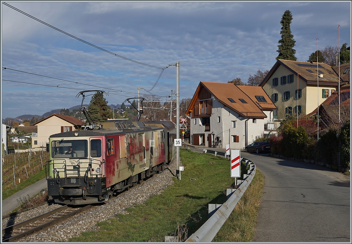 Von der SLM/BBC 1983 gebaut und an die GFM geliefert, übernahm die MOB von der TPF 2008 die GDe 4/4 102  Neirivue  (mit der Schwesterlok GDe 4/4 101) und setzt sie seitdem als GDe 4/4 6006 ein. Das Bild zeigt die MOB GDe 4/4 6006  Aigle les Murailles , die mit dem MOB Panoramic Express 2111 von Zweisimmen nach Montreux bei Planchamp unterwegs ist.

23. Nov. 2020