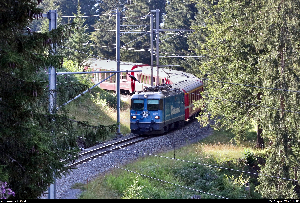 Von der Sonne in den Schatten:
Ge 4/4 II 619  Samedan , mit Werbung für die Tageszeitung  Südostschweiz , unterwegs bei Cavadürli (Klosters-Serneus) (CH).

🧰 Rhätische Bahn (RhB)
🚝 RE 1063 Klosters Platz (CH)–Davos Platz (CH), weiter als R 1853 Davos Platz (CH)–Filisur (CH)
🚩 Bahnstrecke Landquart–Davos Platz (Davoserlinie | 910/941)
🕓 5.8.2020 | 19:09 Uhr