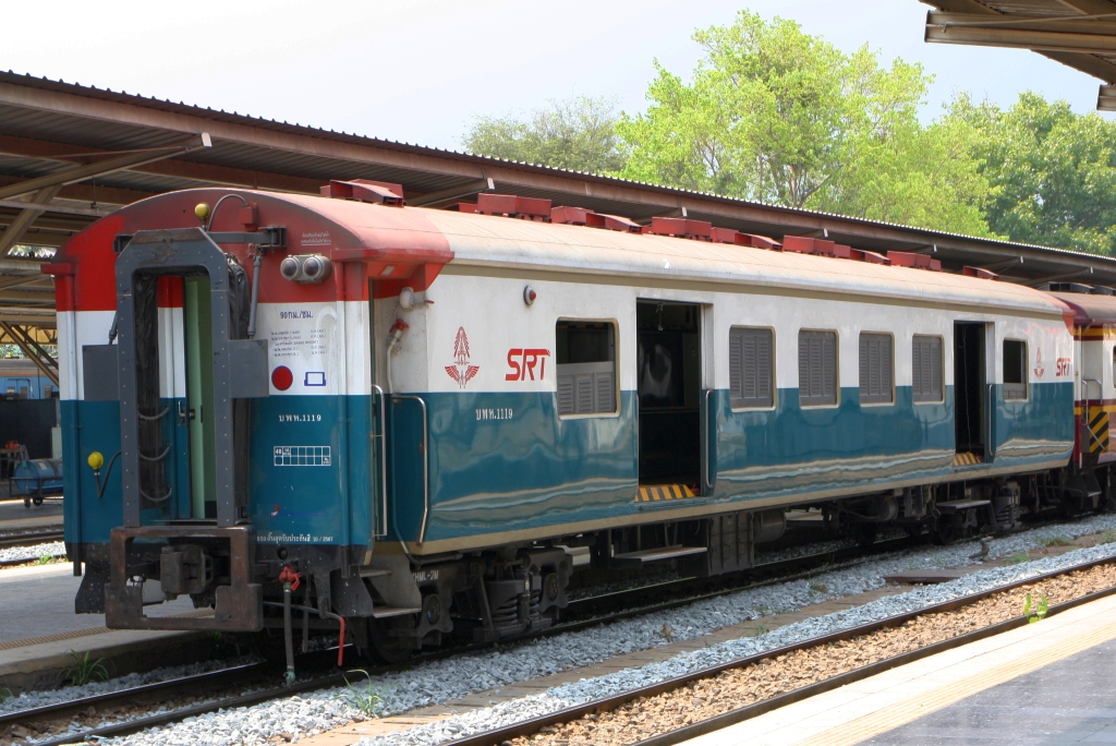 Von den SRT wurden einige บพห. (=BFV./Bogie Full Van) für den Transport von Motorrädern umgebaut. Das Bild zeigt den บพห. 1119 am 28.April 2023 in der Hua Lamphong Station.