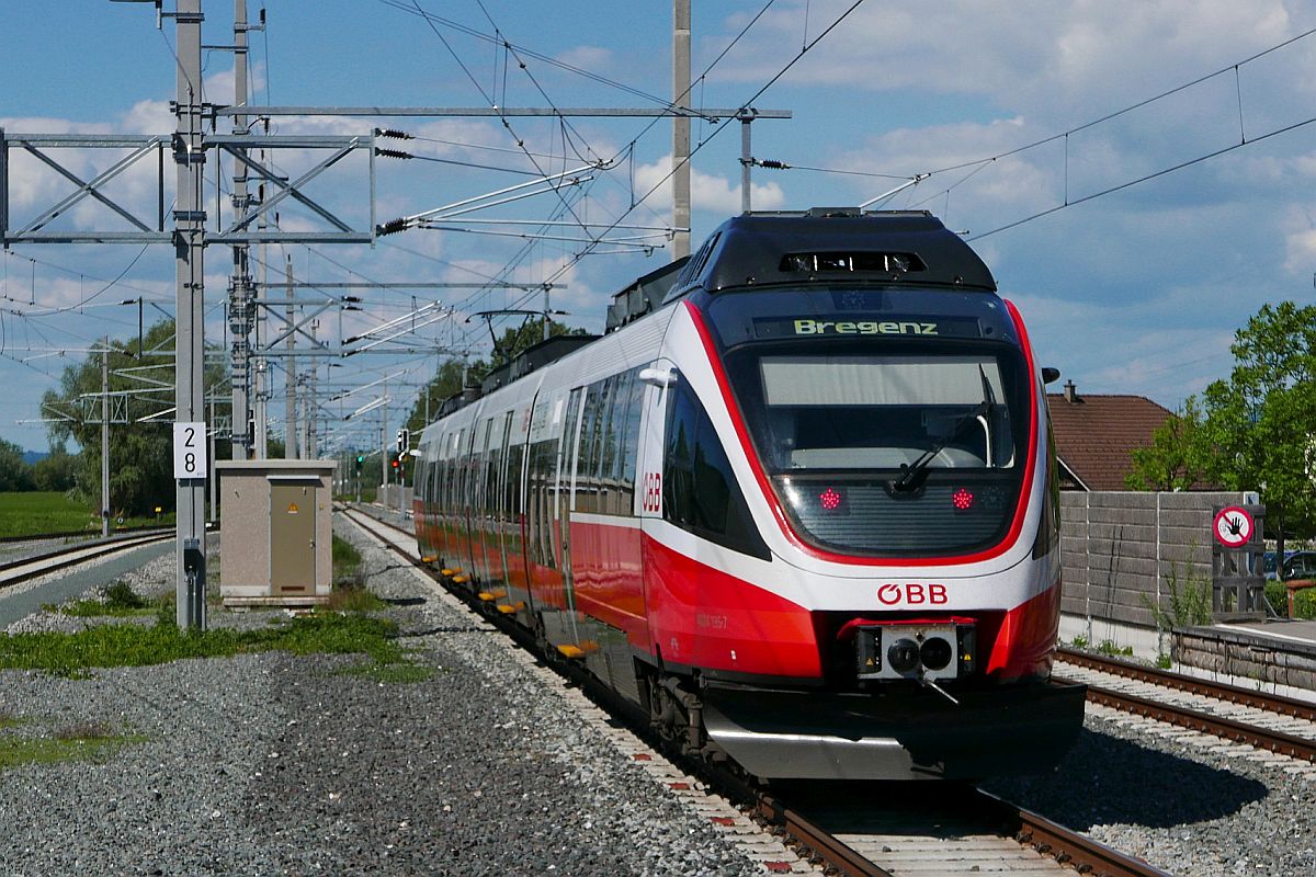 Von St. Margrethen kommend fährt 4024 135 als S 3 nach Bregenz am 30.05.2019 aus dem Bahnhof von Lustenau. Aufnahmestandort am Ende des zwischen den Gleisen liegenden Bahnsteiges.