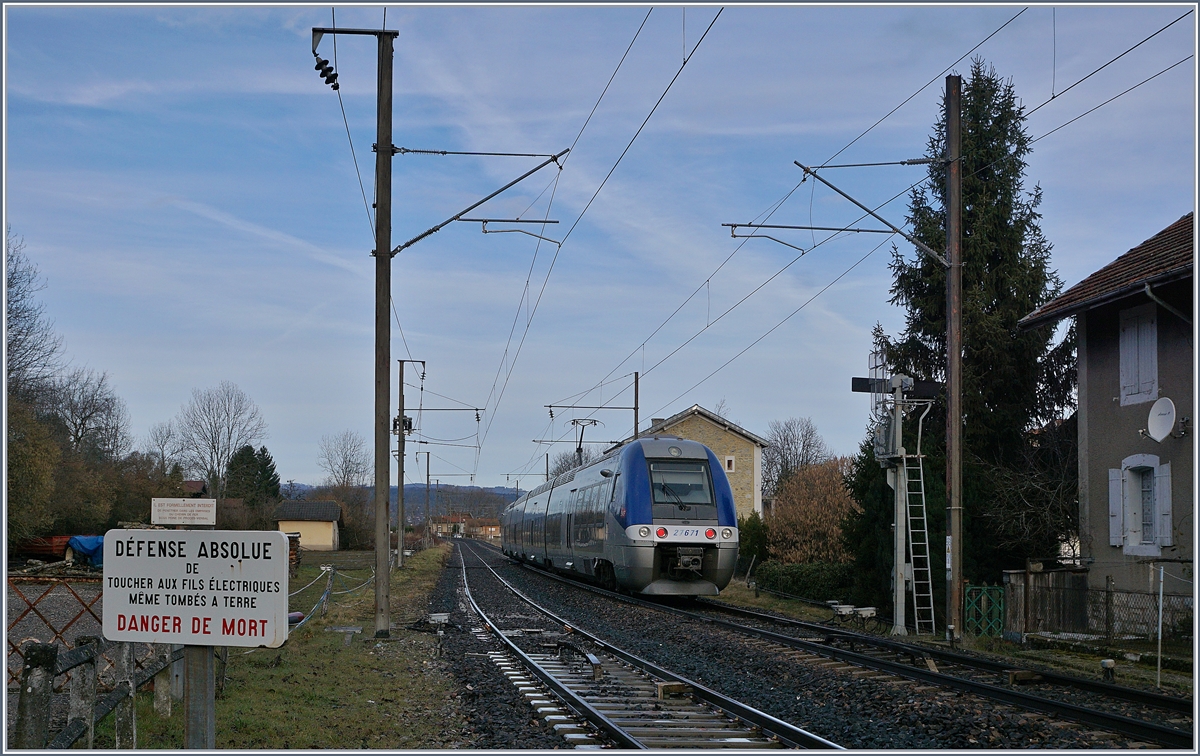 Von St-Pierre-en-Faucigny nach St-Laurent - oder von Semaphor zu Semaphor. In St-Laurent  fährt der SNCF Z27671 als TER 884158 von St-Gervais-les-Bains-le-Fayet kommend in Richtung Annecy fahrend am Ausfahrsignal der Gegenrichtung vorbei. 

21. Februar 2020