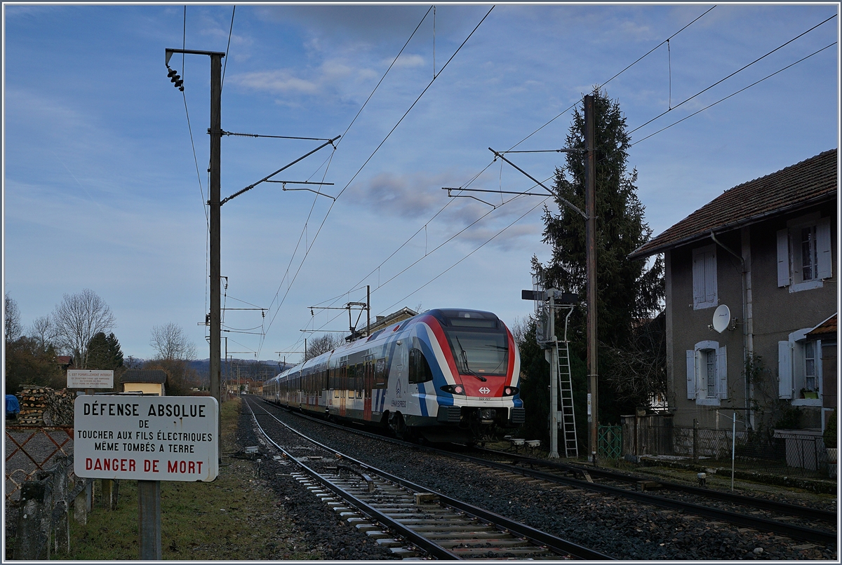 Von St-Pierre-en-Faucigny nach St-Laurent - oder von Semaphor zu Semaphor. Neben den zwei bedienten öffentlichen Station Groisy-Thorens-la-Caille und Prigny gibt es auf der Strecken zwischen La Roche-sur-Foron und Annecy noch weiter Bahnhöfe, die jedoch nur noch Fahrdienstliche Funktionen haben, wie z.B. Saint-Laurent (Km 71.07). Im Bild der SBB RABe 522 218 und 227 auf der Fahrt von Coppet nach Annecy. 


21. Februar 2020