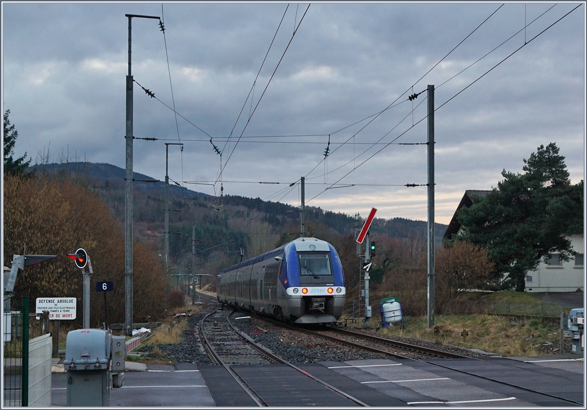 Von St-Pierre-en-Faucigny nach St-Laurent - oder von Semaphor zu Semaphor.
In der späten Morgendämmerung verlässt der SNCF  Z 27 756 als TER 884656 von St-Gervais-les-Bains-le-Fayet (ab 6:49) nach Bellegarde Ain (an 8:45) den Bahnhof von St-Pierre-en-Faucigny und passiert dabei das freie Strecke zeigende Ausfahrsignal Richtung La Roche sur Foron.


21. Februar 2020