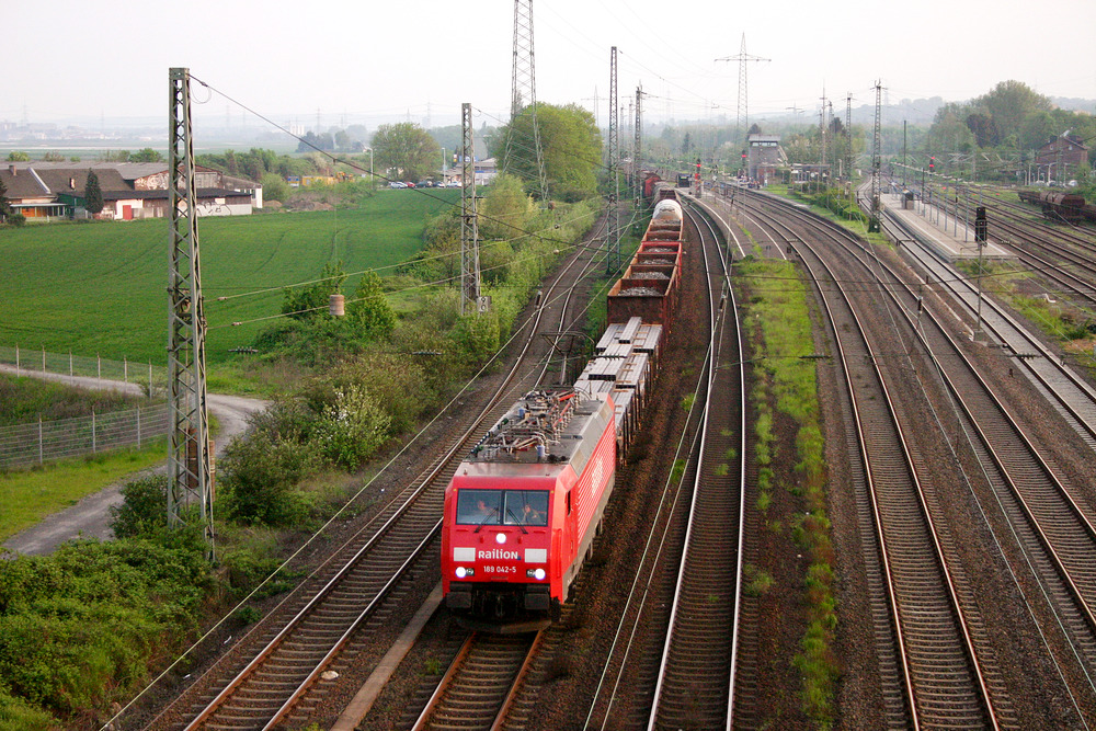 Von einer Straßenbrücke am Bahnhof Hürth-Kalscheuren kann man Abends sehr gut nordwärtsfahrende Züge ablichten.
189 042 wurde am 6. Mai 2006 dort fotografiert.
