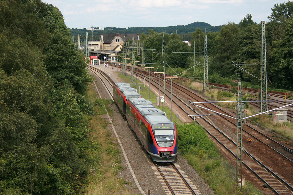 Von einer Straßenbrücke konnte ich dieses Foto schießen, auf dem man ein Talent-Doppel auf der RB 20 (euregiobahn) sieht.
Mittlerweile verkehrt der Ast von Herzogenrath nach Heerlen als einzelne Linie.
Die Aufnahme aus Stolberg zeigt die Bahnsteige des Hauptbahnhofs und wurde am 9. August 2008 aufgenommen.