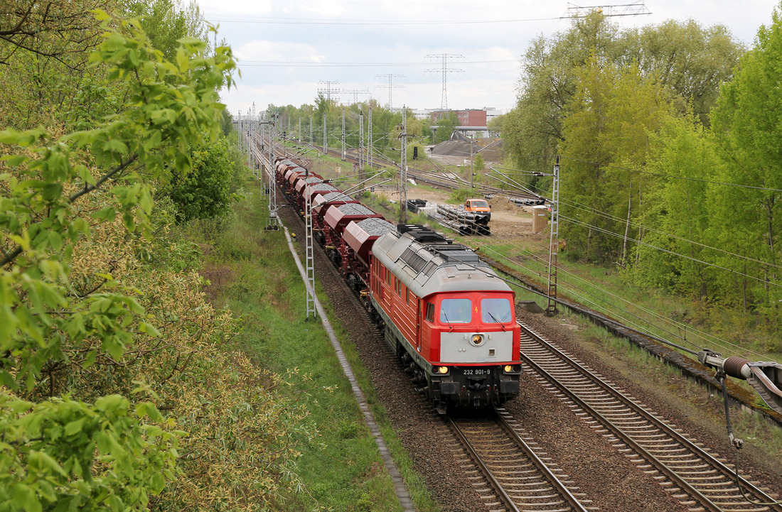 Von der Straßenbrücke Landsberger Allee, die den Berliner Außenring überspannt, wurde am 26. April 2018 
dieses Foto von 232 901 aufgenommen.