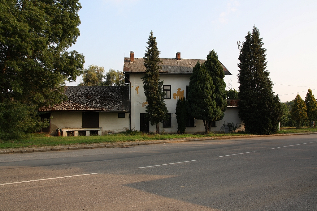 Von der Straßenseite ist Bahnhof Hradcovice erst auf den zweiten Blick als solcher zu erkennen. Bild vom 08.September 2018.