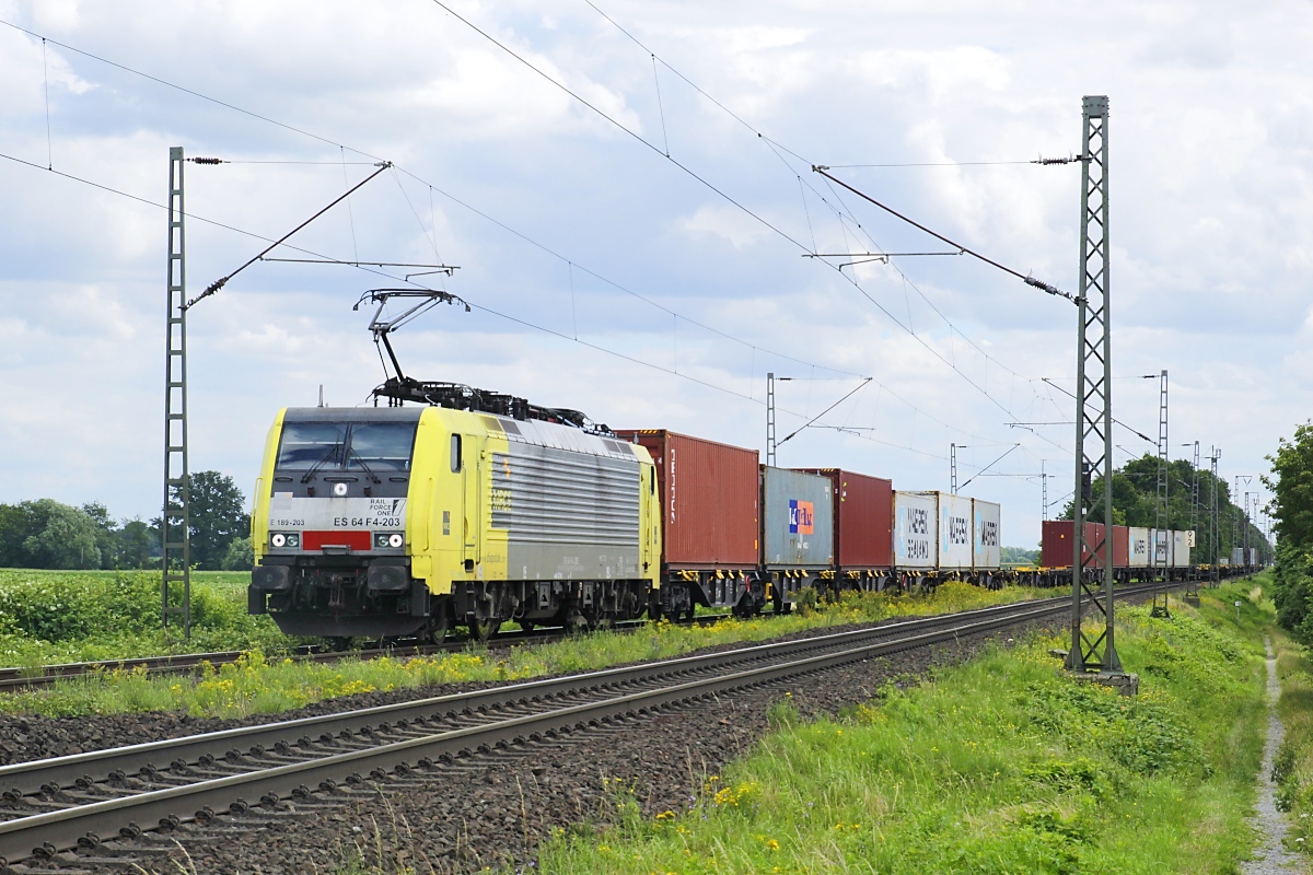 Von der Streckensperrung zwischen Oberhausen und Emmerich ist auch der Güterverkehr zwischen den Niederlanden und Deutschland betroffen, zahlreiche Züge werden über den Grenzübergang Venlo/Kaldenkirchen umgeleitet. Auf der teilweise eingleisigen Strecke zwischen Kaldenkirchen und Viersen führt dies zwangsläufig zu zahlreichen Zugkreuzungen und -überholungen. Am 07.07.2021 fährt die E 189-203 von Rail Force One auf dem Weg in Richtung Grenze in das Ausweichgleis des Bahnhofs Boisheim ein.