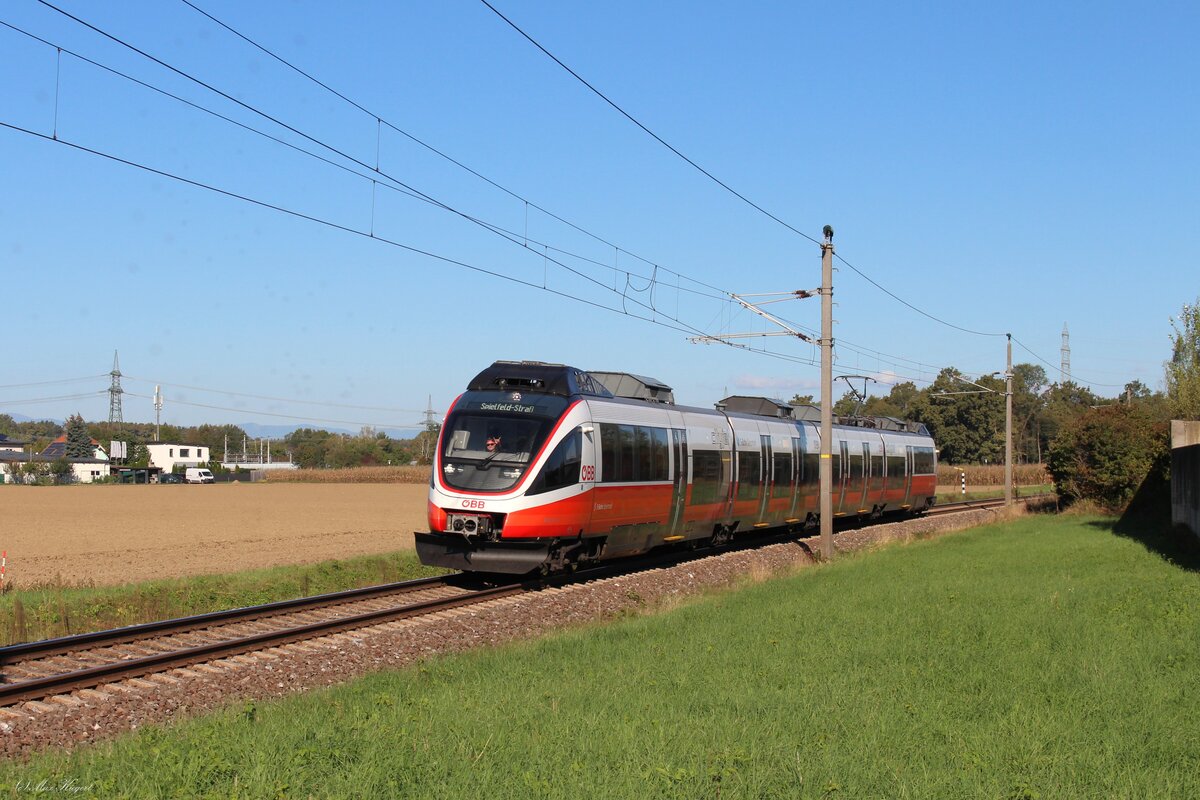 Von den st�ndlich fahrenden Direktverbindungen Zwischen Graz und Maribor bzw Ljubljana werden drei Zugpaare in Spielfeld-Stra� gebrochen.
Zwischen Graz Hbf und Spielfeld-Stra� kommen planm��ig Triebz�ge der Reihe 4024 zum Einsatz.
Am 23.9.2026 f�hrt der 4024 122 als IR15879 von Graz Hbf nach Spielfeld-Stra� hier kurz hinter Werndorf.