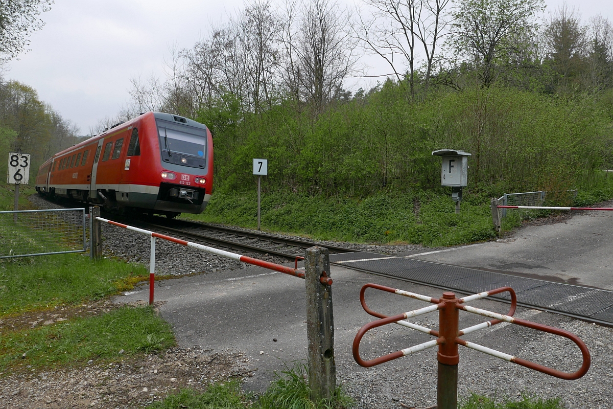 Von Stuttgart kommend befindet sich 612 122 als RE 3257 auf der Fahrt nach Aulendorf kurz vor Sigmaringen. An einem Feldweg-Bahnbergang in der Nhe von Inzigkofen wurde am 01.05.2016 auf den Auslser gedrckt.