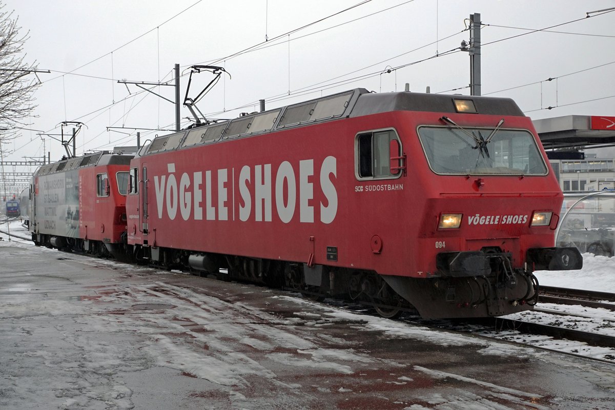 Von der Südostbahn/SOB zur Oensingen-Balsthal Bahn/OeBB.
Nach dem grossen Abschied mit viel Schnee in Herisau vom 27. Januar 2021 sind die beiden Re 456 094  VÖGELE SHOES  und Re 456 095  100 JAHRE ROMANSHORN - ST. GALLEN - WATTWIL - UZNACH  bereits am 28. Januar 2021 pünktlich bei Regen in ihrer neuen Heimat angekommen.
Diese einmaliegen Momente wurden in Oensingen verewigt.
Foto: Walter Ruetsch 