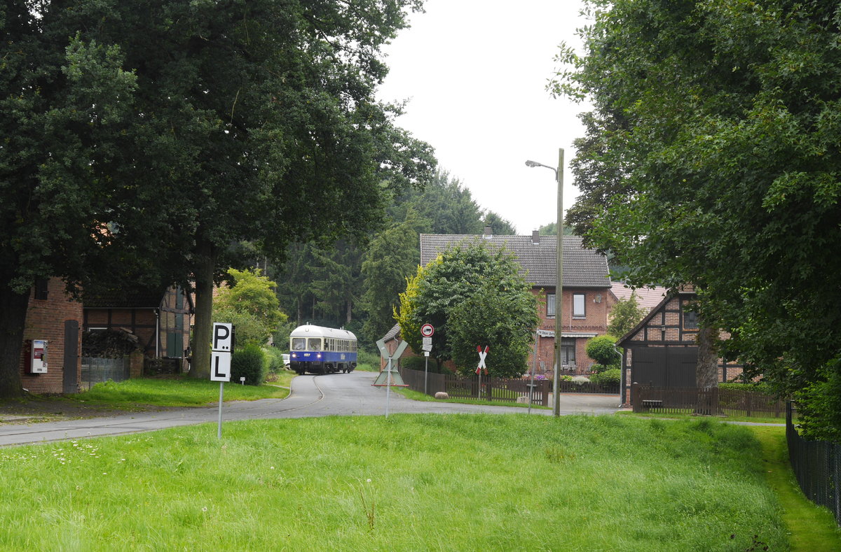 Von Syke kommend, ist der T 3 in die Ortsdurchfahrt Uenzen eingebogen - leider bei Nieselregen am 16.7.17.