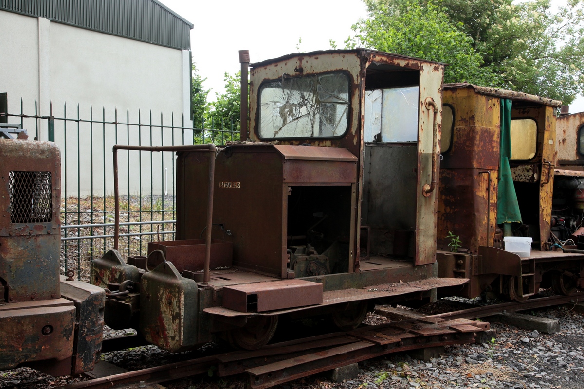 Von der Torfbahn Bord na Mona in Coolnamona wurde die LM317 übernommen. Hergestellt ist sie bei Simplex Mechanical Handling 1980 unter der Serin-Nr. 60SL742. Am 21.06.2016 steht sie, in restaurierungsbedürftigem Zustand, hinter der Fz.-Halle.