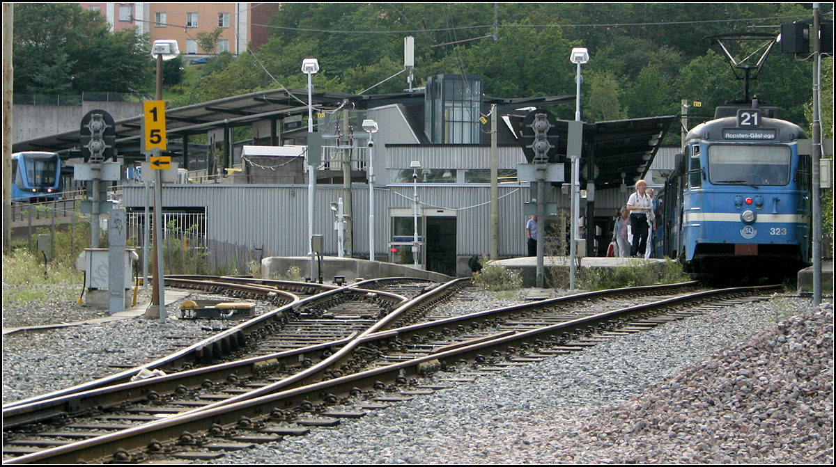 Von der U-Bahn zur Lidingöbanan -

An der Station Ropsten im Nordosten von Stockholm kann von der U-Bahn (im Bild links) in die Lidingöbanan umgestiegen werden. Ursprünglich war angedacht, die Rote Linie der U-Bahn auf einer neuen Brücke nach Lidingö zu verlängern. Dies wurde aber bisher nie umgesetzt. In den Jahren 2013 bis 2015 wurde die Lidingöbanan modernisiert und mit neuen Fahrzeugen ausgestattet. Es gibt Planungen die Linie von Ropsten in die Stockholmer Innenstadt zu verlängern und sie dort mit der dortigen Straßenbahnstrecke zu verbinden. Die Planungen scheinen aber nicht recht voran zu kommen.

Ein nicht korrigierbare überbelichteter Himmel hat diesen Bildschnitt bedingt.

16.08.2007 (M)