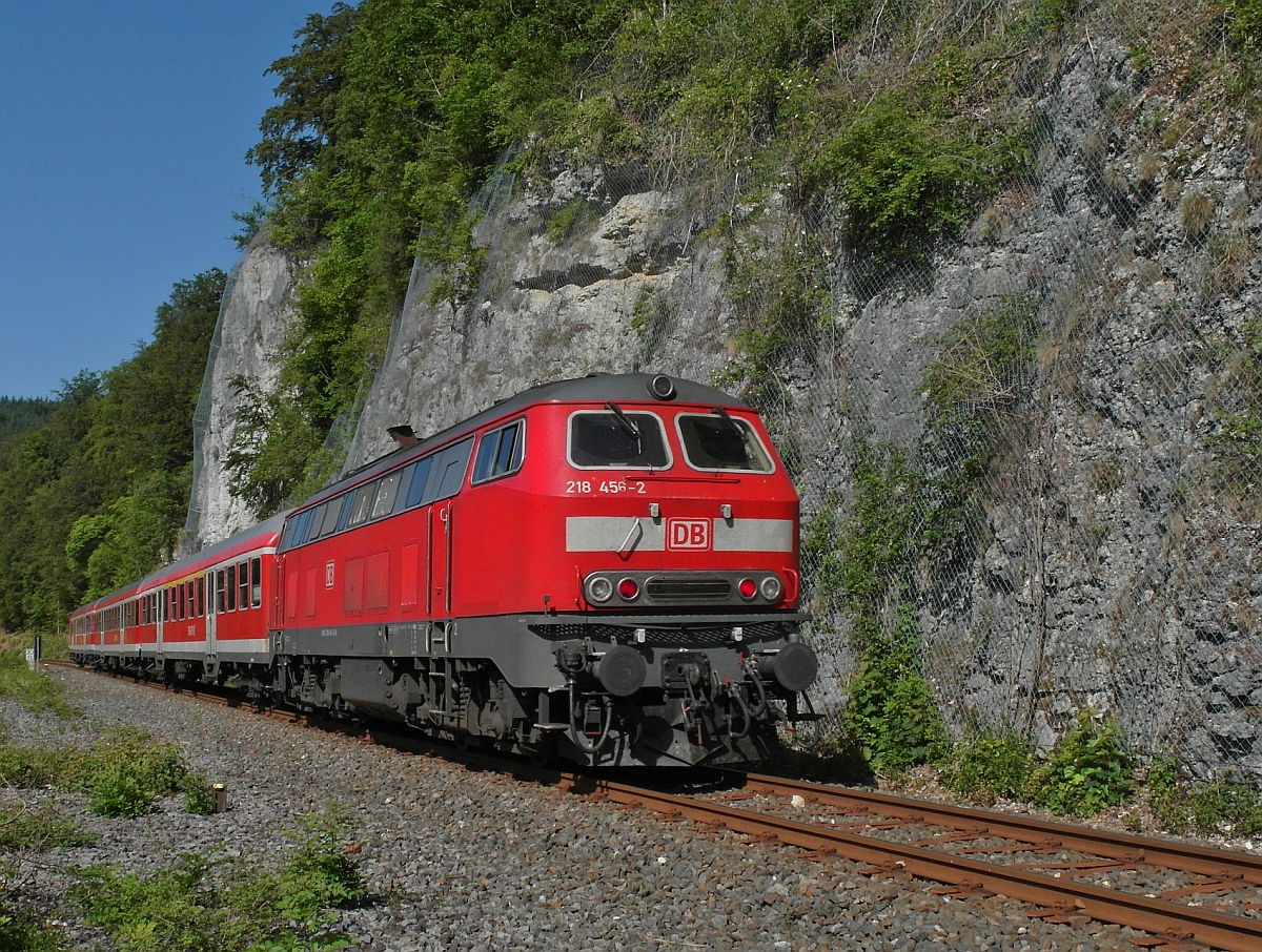 Von Ulm kommend befindet sich am 09.06.2014 bei Thiergarten 218 456-2 mit dem IRE 3220 auf der Fahrt nach Neustadt (Schwarzwald).