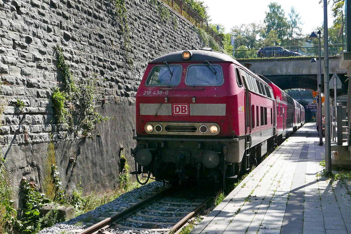 Von Ulm kommend fhrt 218 438-0 mit drei anstatt vier Wagen des RE 22730  Radexpress Sdbahn  nach Singen (Hohentwiel) in den Bahnhof berlingen. Auf Grund einer technischen Strung am Zug in Verbindung mit dem Abkuppeln eines Wagens in Friedrichshafen erreichte der Zug am 05.09.2020 den Bahnhof/die Haltestelle mit 84 Minuten Versptung.