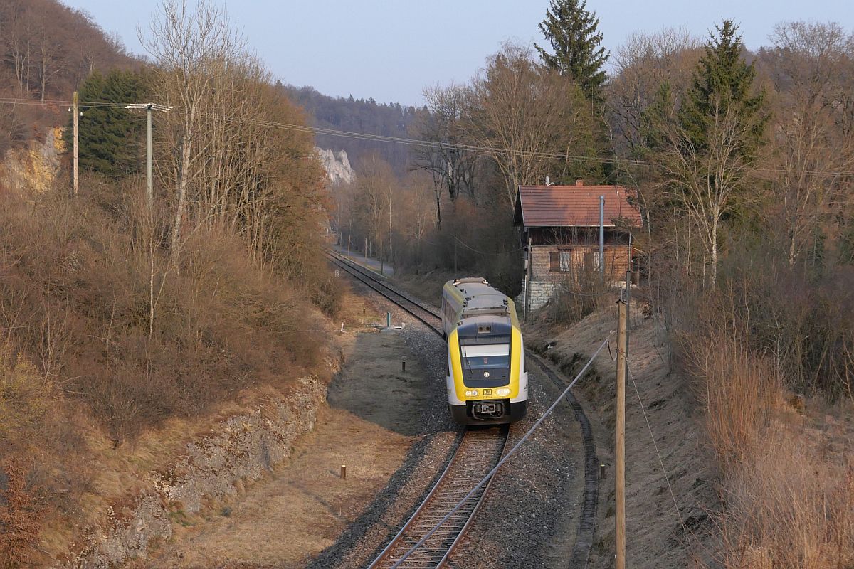 Von Ulm kommend fhrt 612 554 am 25.03.2022 bei Dietfurt als RE 55 /3222 nach Donaueschingen