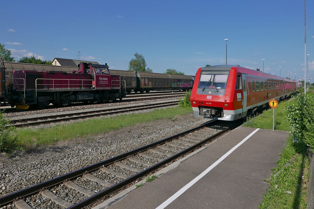 Von Ulm kommend fahren 611 010 und ein weiterer Triebwagen der Baureihe 611 als RE 3214 nach Donaueschingen am 04.06.2018 in den Bahnhof von Mengen. V 151 der HzL steht bereit, um nach Freigabe der eingleisigen Strecke nach Ulm zu fahren.