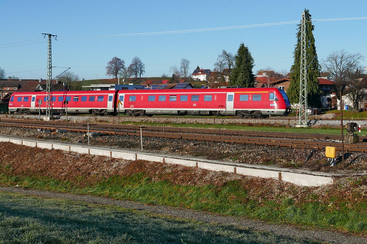 Von Ulm ber die bayerische Allgubahn kommend wechselte 612 083 in Hergatz auf die wrttembergische Allgubahn, um als RE 3983 nach Wangen zu fahren. Hergatz, 27.11.2020