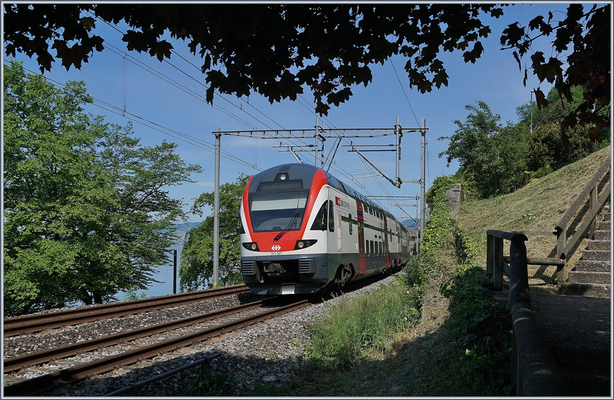 Von der Vegetation eingerahmt, und das Schloss Chillon verdeckend, fährt der SBB RABe 511 027 als RE kurz vor Villeneuve in Richtung St-Maurice.

8. Mai 2020