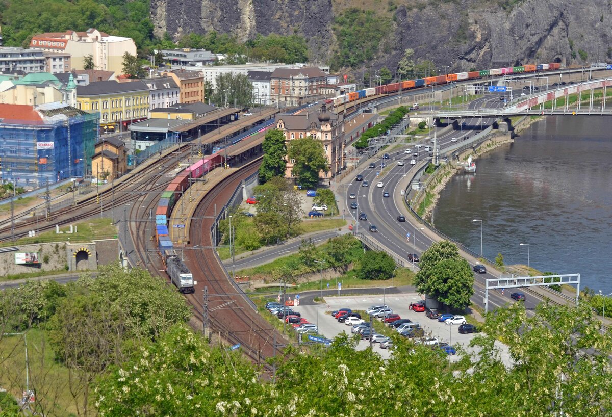 Von der Vetruse aus konnte am 27.05.23 beobachtet werden wie ein langer Metrans-Containerzug durch Usti nad Labem hl.n. Richtung Lovosice rollte.. 